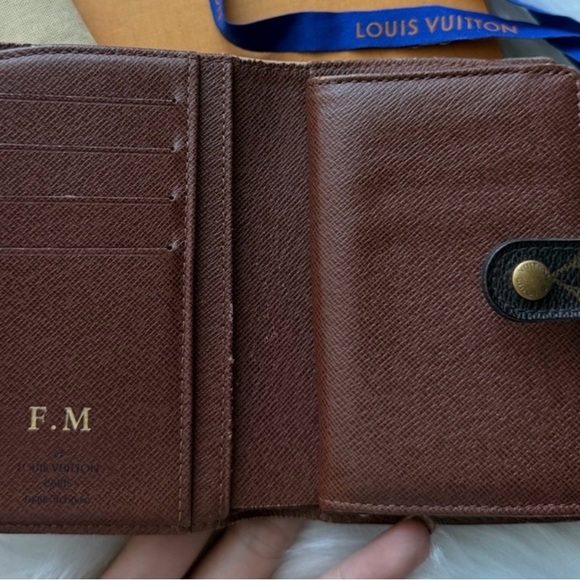 Authentic Louis Vuitton viennois kisslock wallet - Picture 3 of 7
